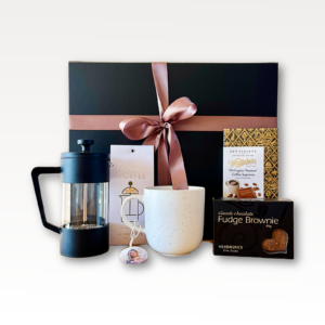 Coffeelovers gift box with coffee plunger, Coffee Good Vibes mug, Colombian coffee, Lindt chocolate, cumin biscuits, and silver spoons.